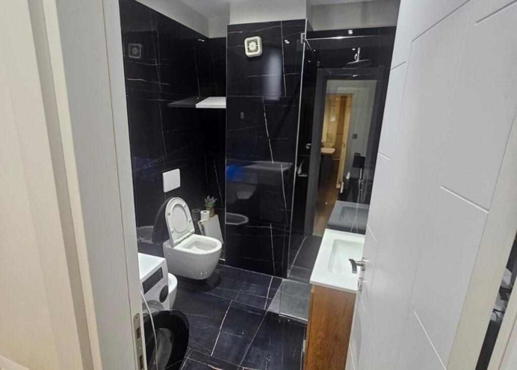 Shitet Apartament 2+1+2 Komuna e Parisit / German Computers