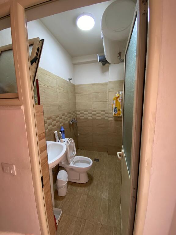 APARTAMENT 1+1. 30000 LEKE.ISH TREGU ELEKTRIKE.