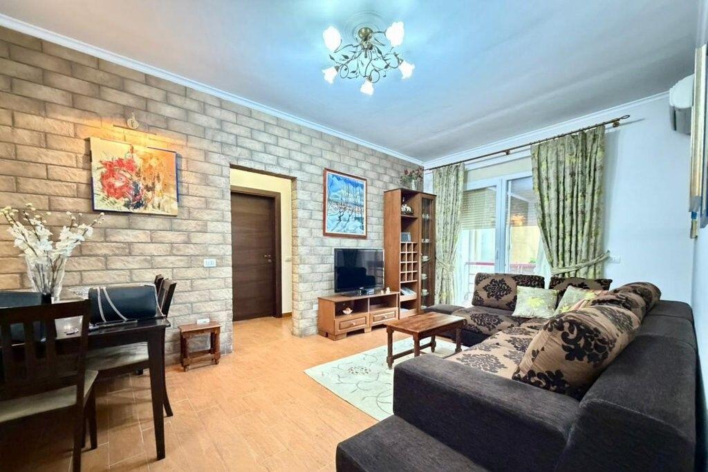 Apartament 2+1+2 për Qira përballë Hipotekës – Hapësirë e Bollshme në Lokacion Strategjik