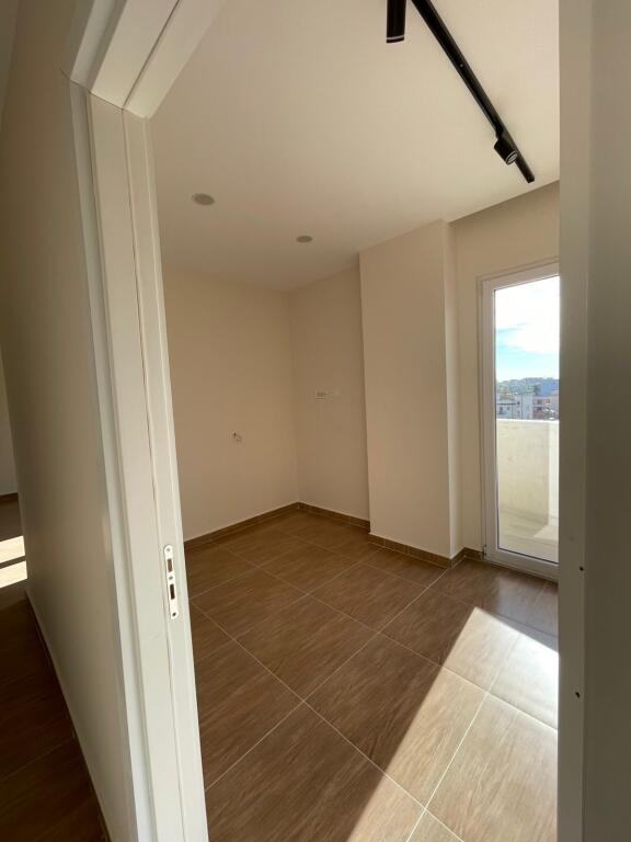 🏡 APARTAMENT ME QERA – Spitall, Durrës Prane Varrezave te Vjetrra