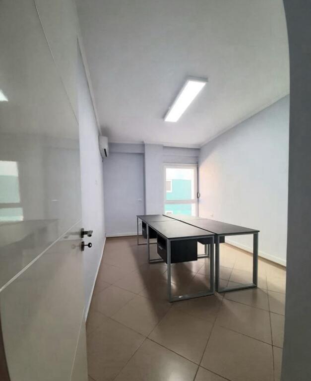 Zyrë me Qira në Pallat të Ri - Pazari i Ri