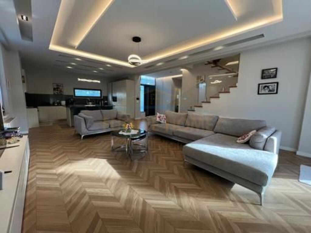 Shitet, Vilë individuale San Pietro Residence, Gjiri I Lalëzit.