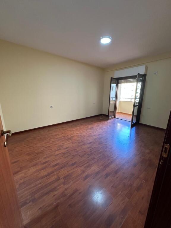 Apartament 2+1 me qera tek Komuna Parisit