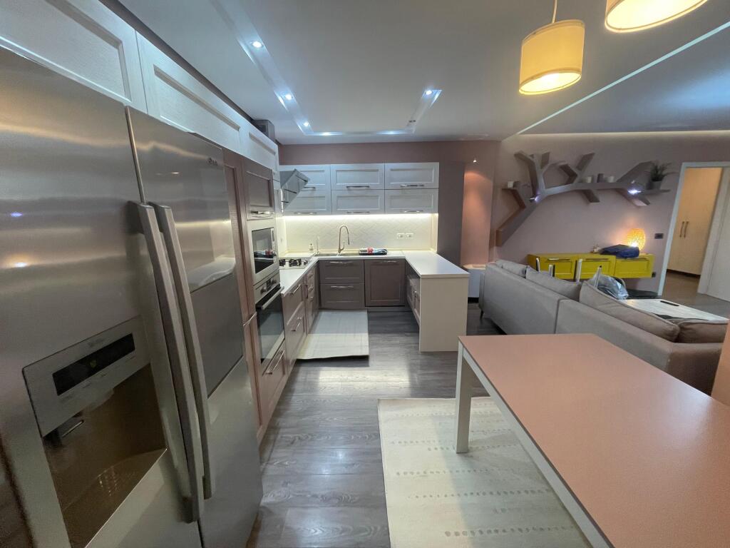 JEPET PËR QIRA APARTAMENT 2+1 TEK RRUGA E KOSOVARËVE !!