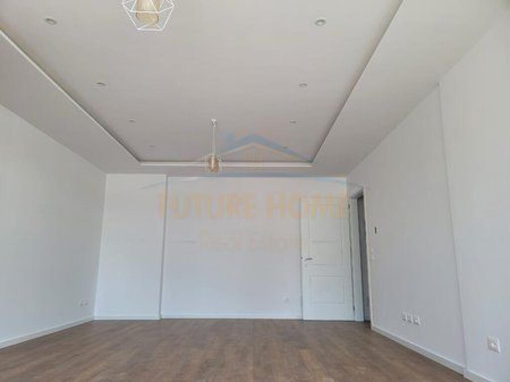 Qera, Ambient për Zyre 2+1+2+ Post Parkimi, Lake View ,Tiranë