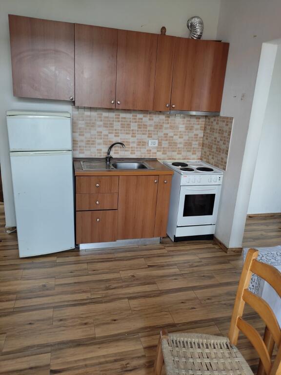 APARTAMENT 1+1. 30000 LEKE.ISH TREGU ELEKTRIKE.