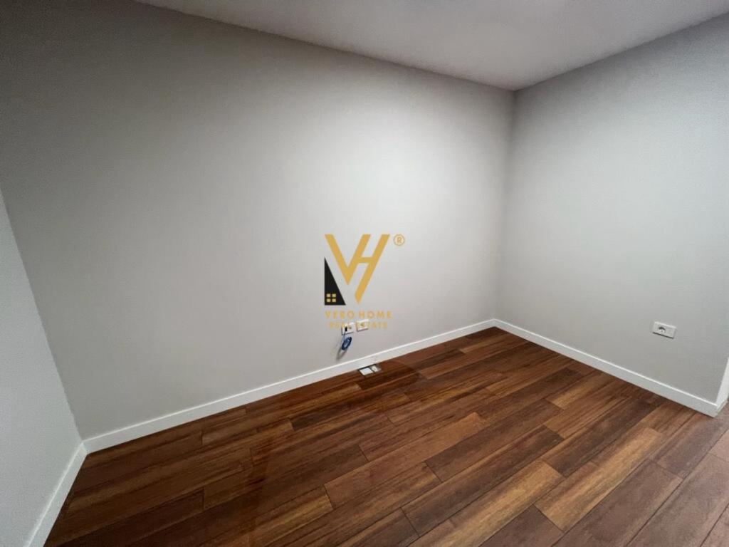 SHITET AMBIENT KOMERCIAL 140 M2 TE SHALLVARET 430.000 EURO