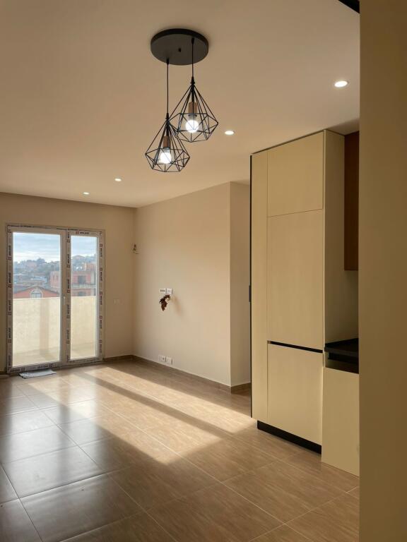 🏡 APARTAMENT ME QERA – Spitall, Durrës Prane Varrezave te Vjetrra