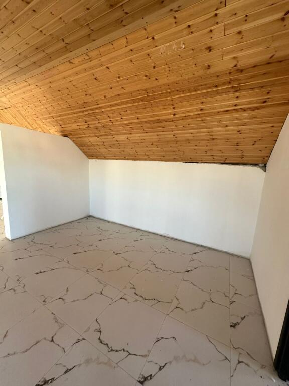 Jepen me qera 2 kate per Ambjent Biznesi , Paskuqan 2 rruga Abdyl Elmazi 1500 euro te dy katet