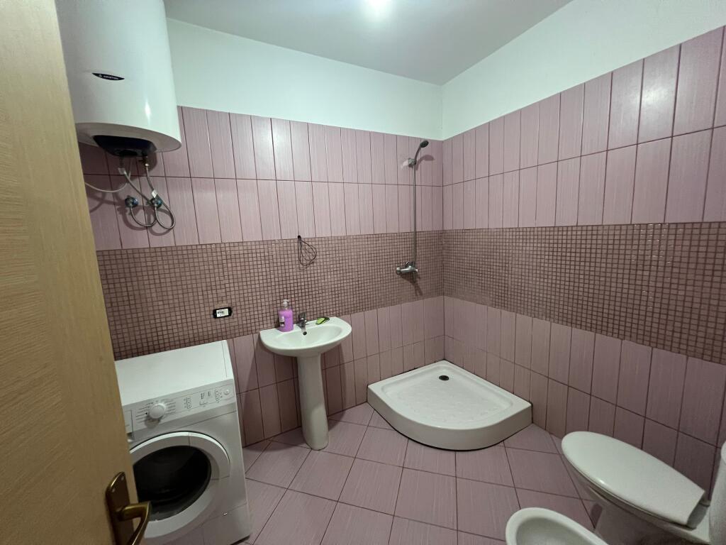 2+1+2 Me Qera, Yzberisht, Prane Rrethit