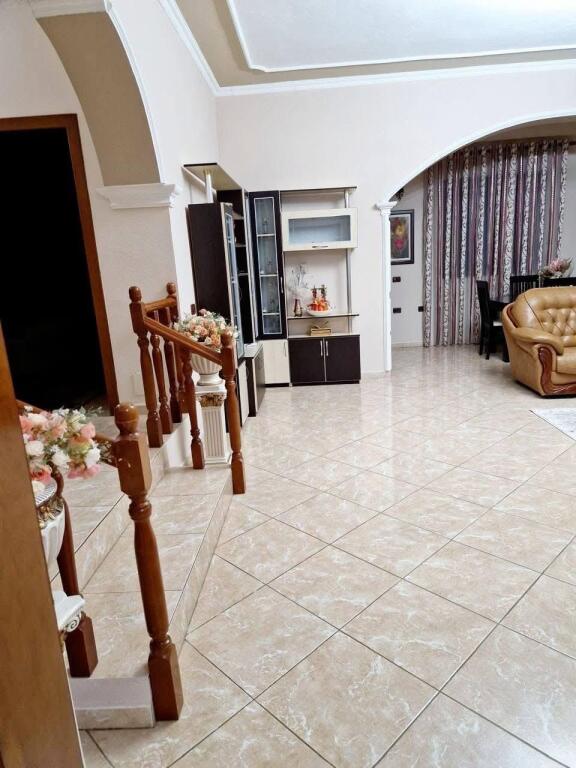 🏡 PROPRIETÀ ESCLUSIVA SUL LUNGOMARE “TAULANTIA”, Kavaje — OPPORTUNITÀ DI INVESTIMENTO Vendesi un edificio con alto potenziale di sviluppo, posizionato sul lungomare principale