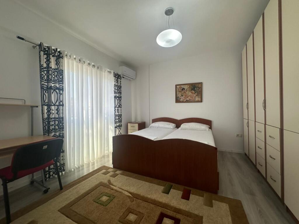 🏡 Jepet me Qira Apartament 2+1   📍 Rruga Dritan Hoxha, vetëm 200 metra nga Universiteti “Zoja e Këshillit të Mirë”