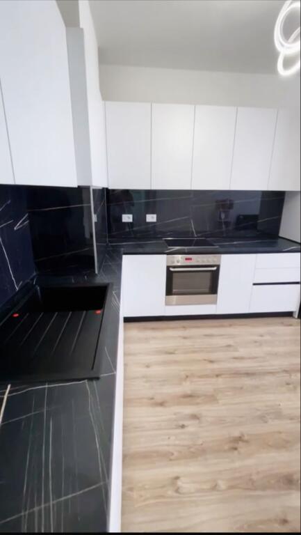 🏢Di fronte all'Ospedale Americano 3, Via Bedri Karapici, si affitta appartamento arredato 2+1 600Euro