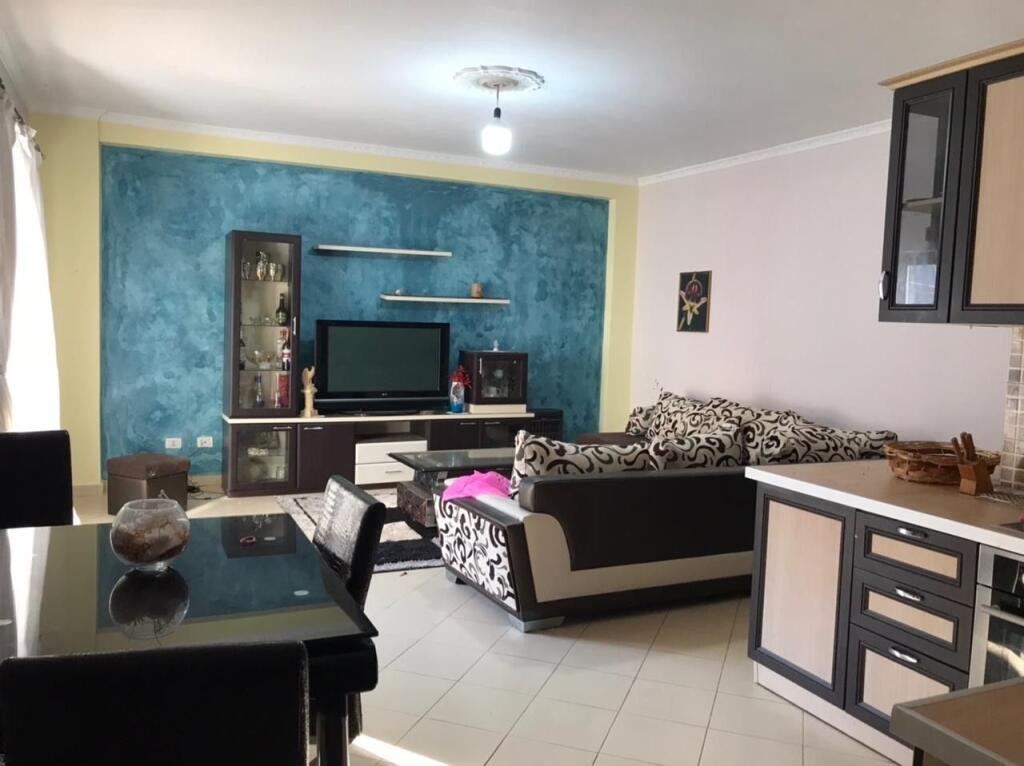Jepet me qera apartament 2+1 mbrapa Casa Italia!