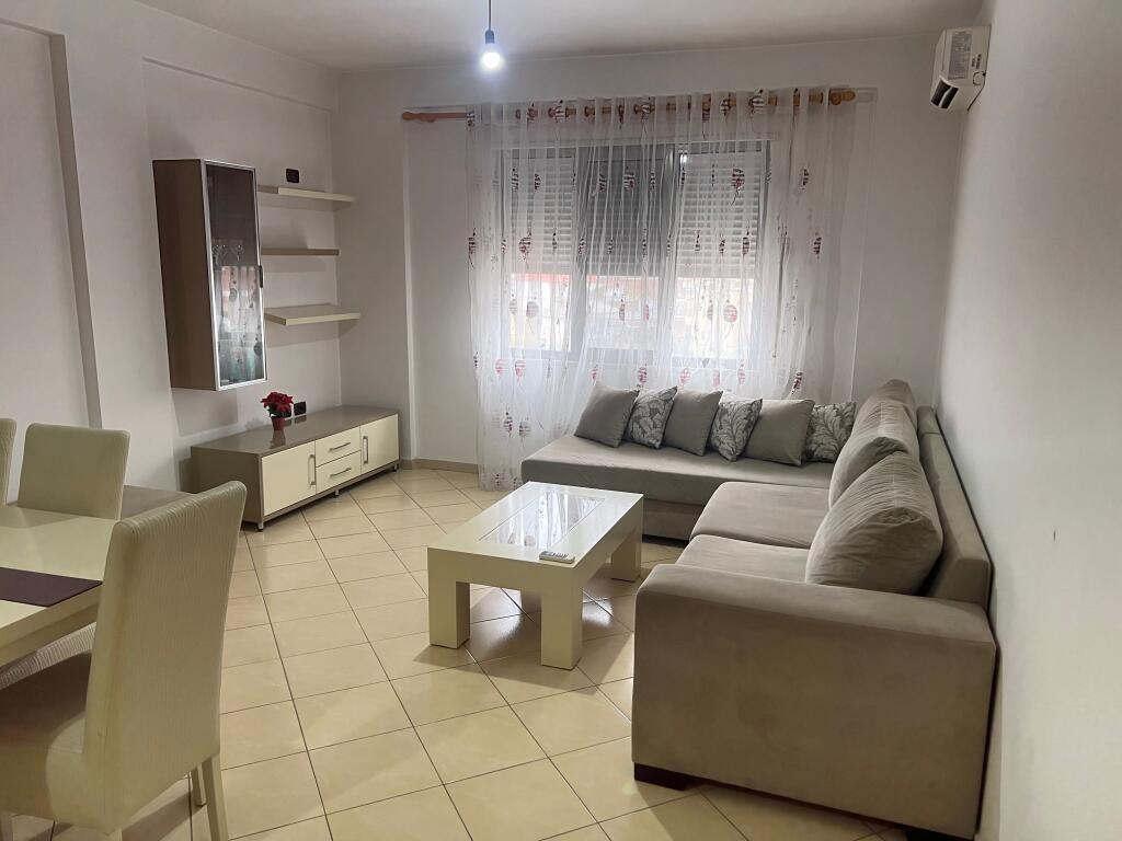 2+1+2 Me Qera, Yzberisht, Prane Rrethit