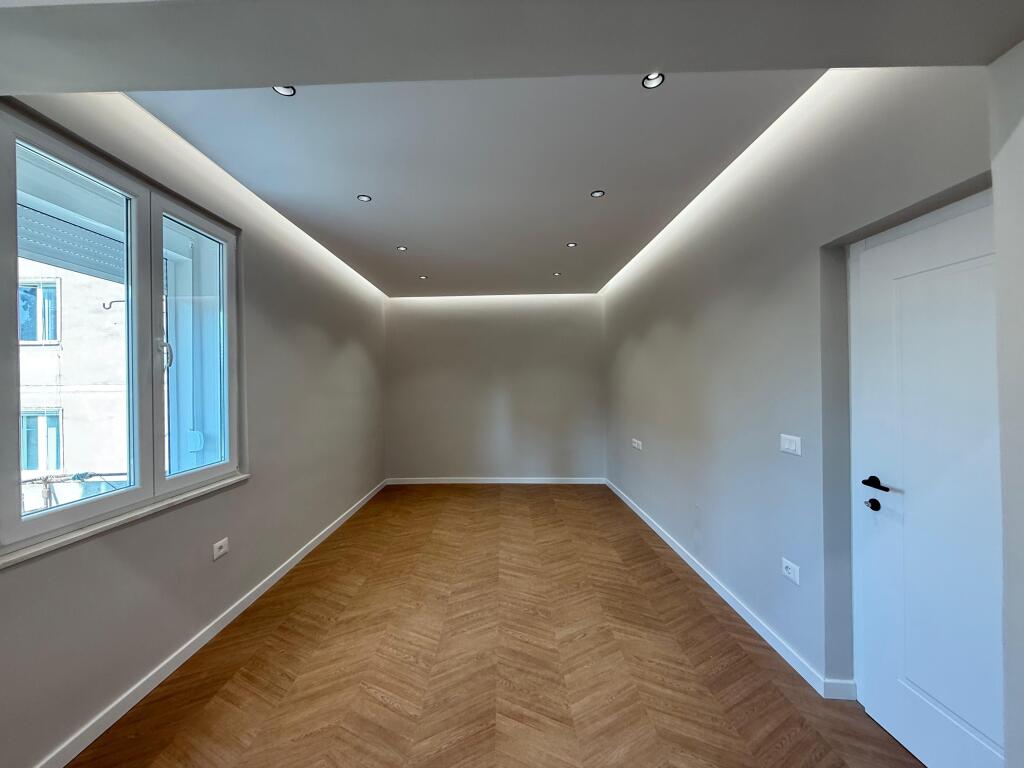 Shitet Apartament Lux