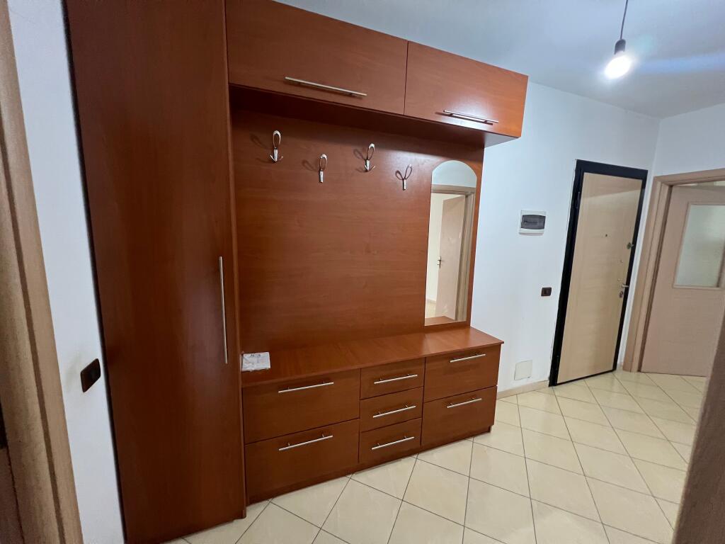 2+1+2 Me Qera, Yzberisht, Prane Rrethit