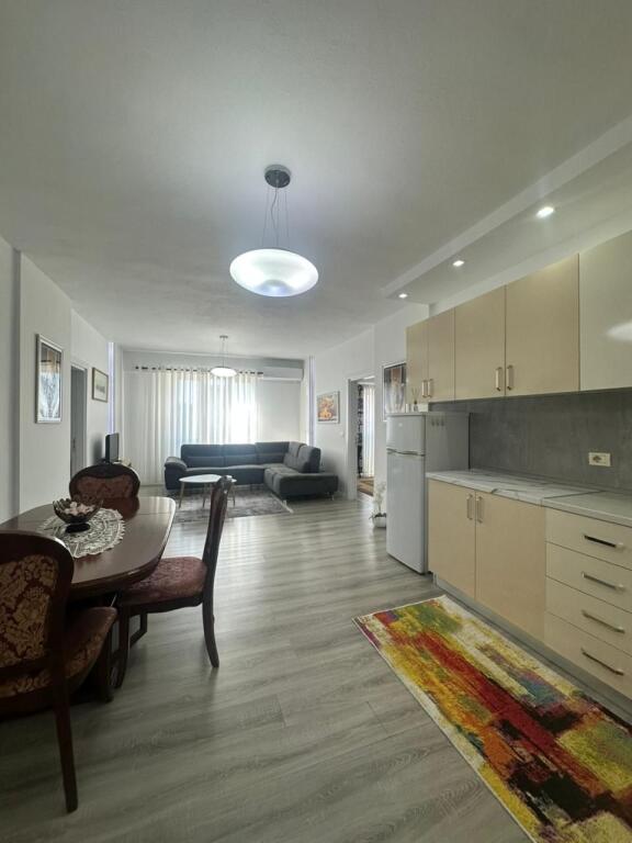 🏡 Jepet me Qira Apartament 2+1   📍 Rruga Dritan Hoxha, vetëm 200 metra nga Universiteti “Zoja e Këshillit të Mirë”