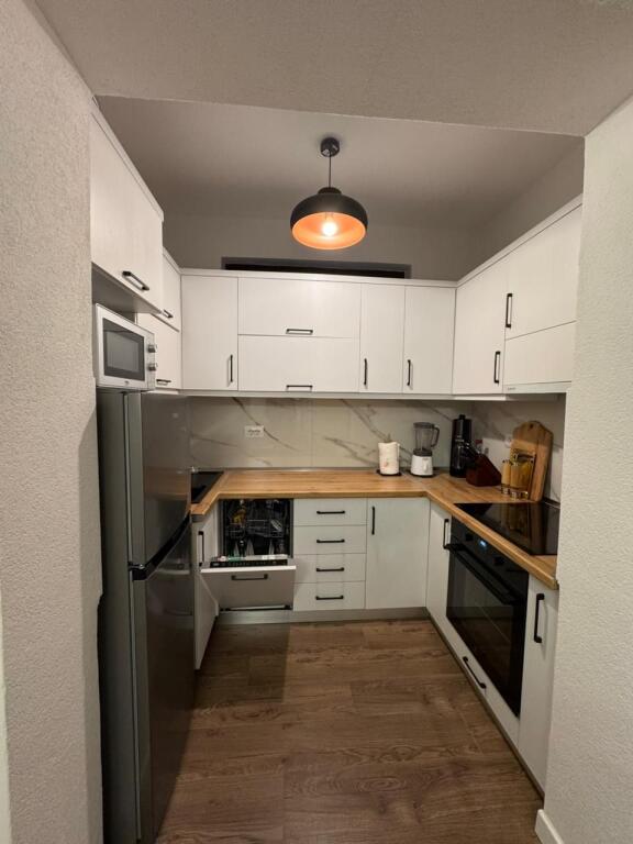 Jepet me qera Vile, Medreseja