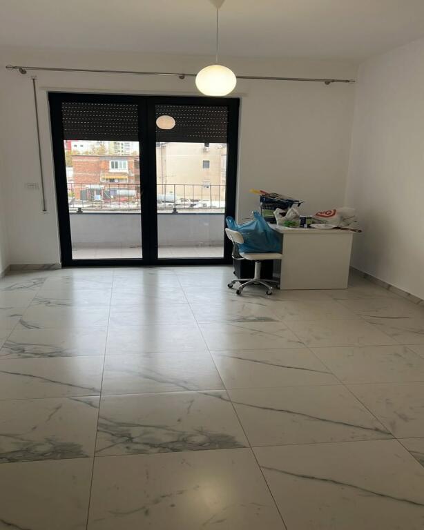 AMBIENT PËR ZYRË/BIZNES – STACIONI I TRENIT