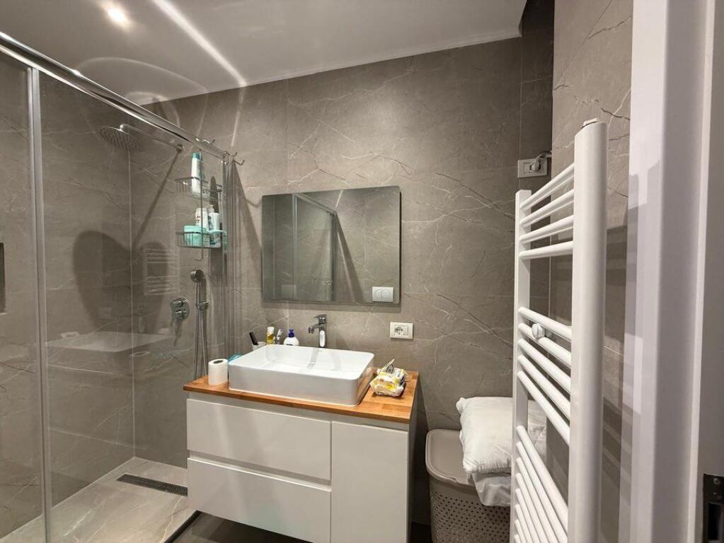 Tregu Elektrik, shesim super apartament  3+1+2 tualete.  