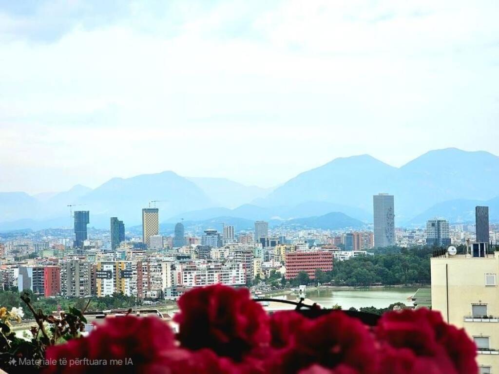 Shitet papafingo te liqeni artificial me parkim+ depo