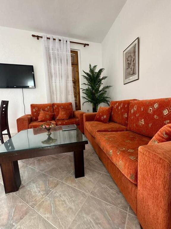 Appartamento 1+1 in affitto a lungo termine, Muradie Vlore, 280€/mese, Vicino all'Orologio!