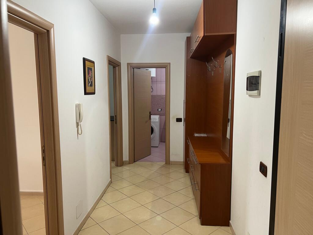 2+1+2 Me Qera, Yzberisht, Prane Rrethit