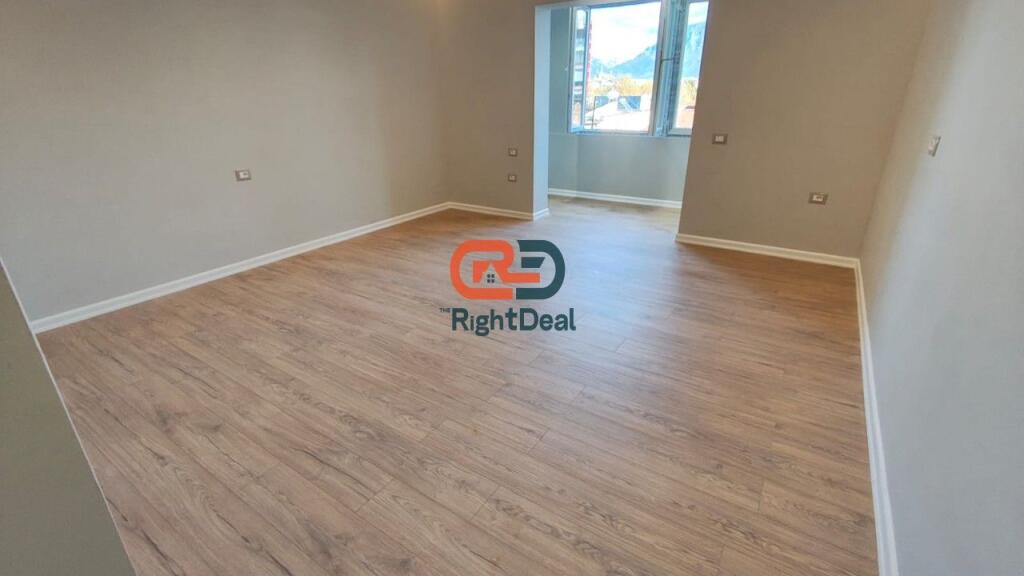 Tek Rruga E Barrikadave, Shiten Dy Apartamente Ideale Per Investim!!