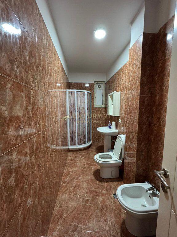 Vendesi in vendita 1+1 in Via Mine Peza, vicino a Caffè Flora!