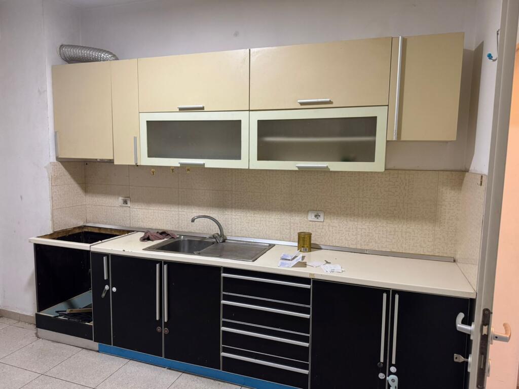 1+1, vuoto per abitazione o ufficio, vicino al camino, prezzo 500 euro