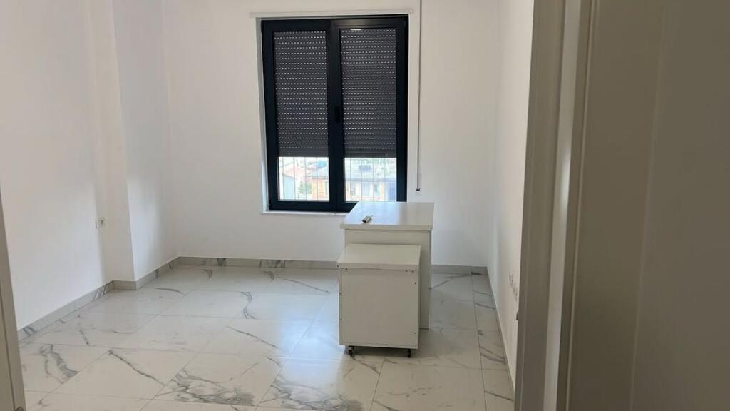 AMBIENT PËR ZYRË/BIZNES – STACIONI I TRENIT