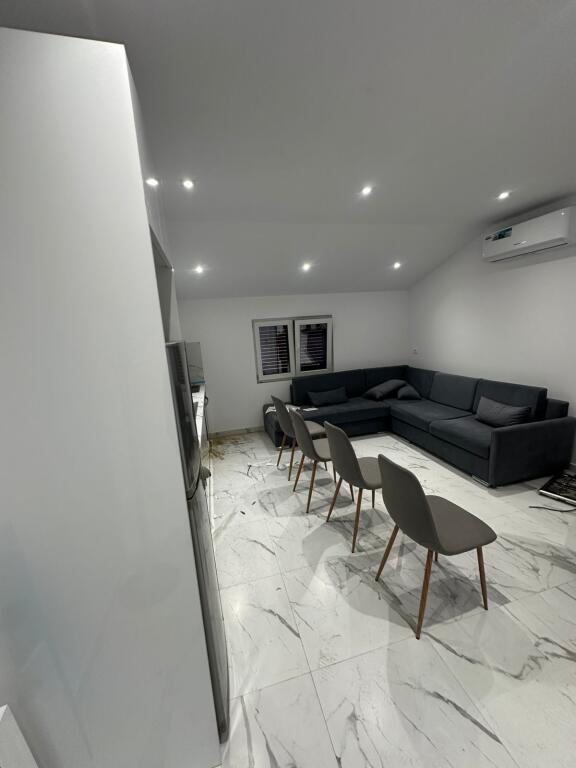 🏡 Jepet me Qira Apartament 1+1 – Mbikalimi i Komunës së Parisit    