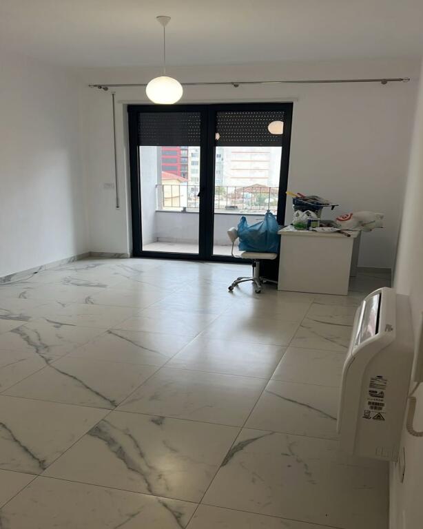 AMBIENT PËR ZYRË/BIZNES – STACIONI I TRENIT