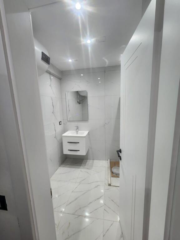 1+1, luxury furnished, near the Albanian post office, commune of Paris, 750 euros