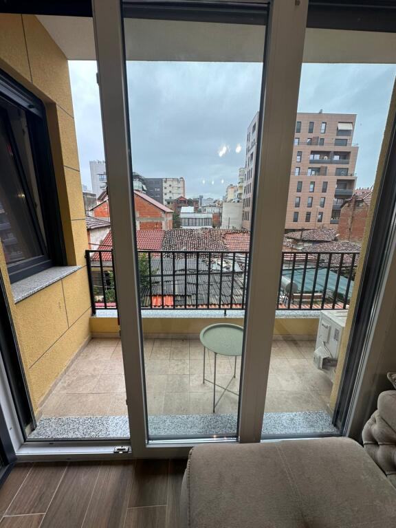 1+1,i mobiluar luks,te shkolle e kuqe.cmimi 700 euro