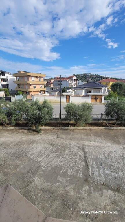 🏡 PROPRIETÀ ESCLUSIVA SUL LUNGOMARE “TAULANTIA”, Kavaje — OPPORTUNITÀ DI INVESTIMENTO Vendesi un edificio con alto potenziale di sviluppo, posizionato sul lungomare principale