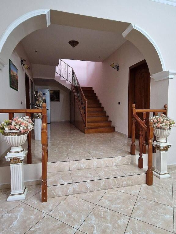 🏡 PROPRIETÀ ESCLUSIVA SUL LUNGOMARE “TAULANTIA”, Kavaje — OPPORTUNITÀ DI INVESTIMENTO Vendesi un edificio con alto potenziale di sviluppo, posizionato sul lungomare principale