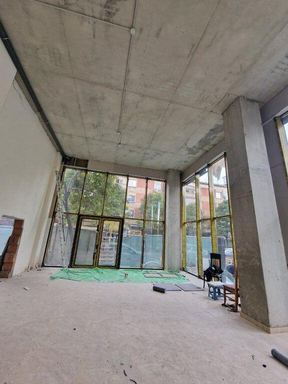 Ambient Komercial me Qira – 160 m² | Corner | Rr. Barrikadave, Qendër