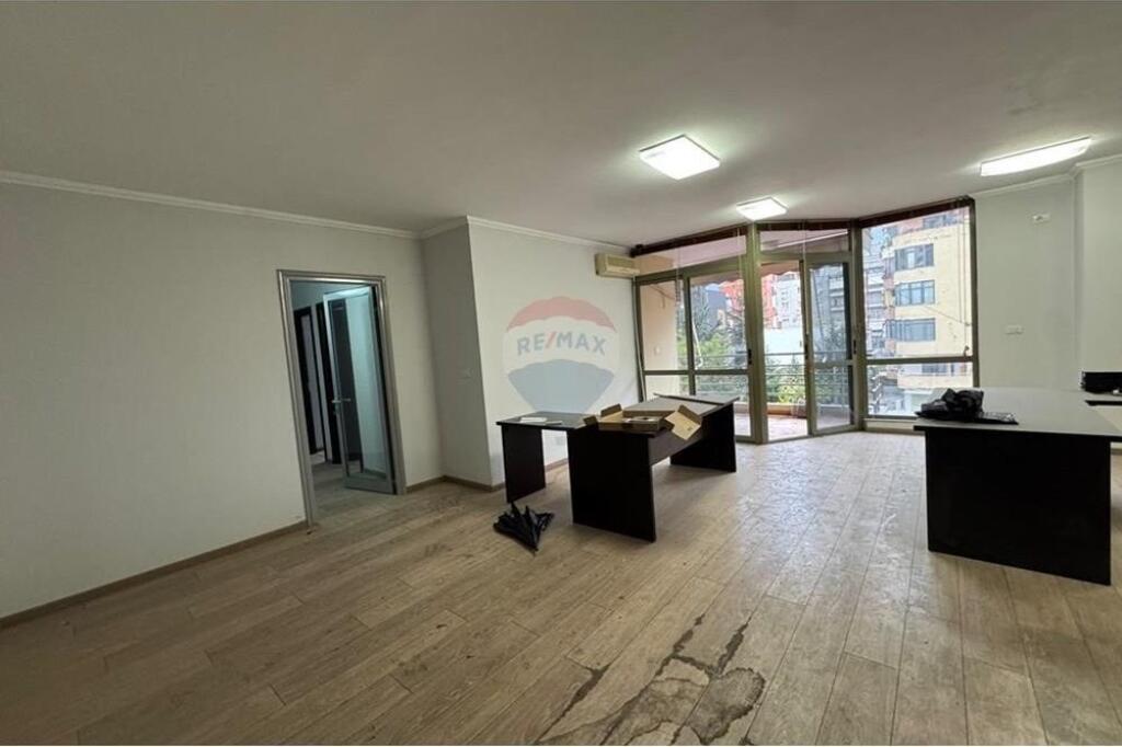Apartament 2+1 ne shitje te 21 Dhjetori, prane Hotel Mondial