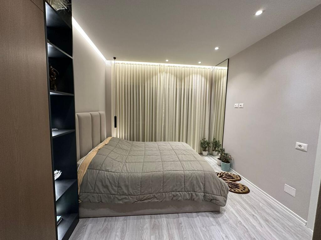 A few minutes away from Selvise, Dibra Street offers a furnished 2+1+2 apartment for rent. 850 Euro