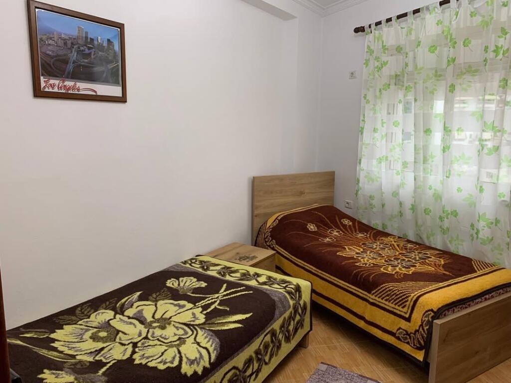 𝐐𝐈𝐑𝐀 𝟐+𝟏 𝐅𝐑𝐄𝐒𝐊 Apartament 2+1 per qira.