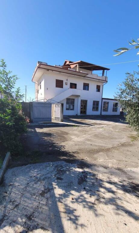 🏡 PROPRIETÀ ESCLUSIVA SUL LUNGOMARE “TAULANTIA”, Kavaje — OPPORTUNITÀ DI INVESTIMENTO Vendesi un edificio con alto potenziale di sviluppo, posizionato sul lungomare principale