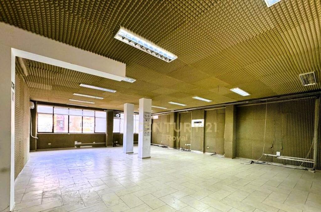 AMBIENT KOMERCIAL TEK RRUGA E ELBASANIT, PAS AMBASADES AMERIKANE