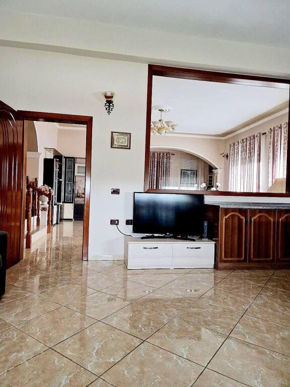 🏡 PROPRIETÀ ESCLUSIVA SUL LUNGOMARE “TAULANTIA”, Kavaje — OPPORTUNITÀ DI INVESTIMENTO Vendesi un edificio con alto potenziale di sviluppo, posizionato sul lungomare principale