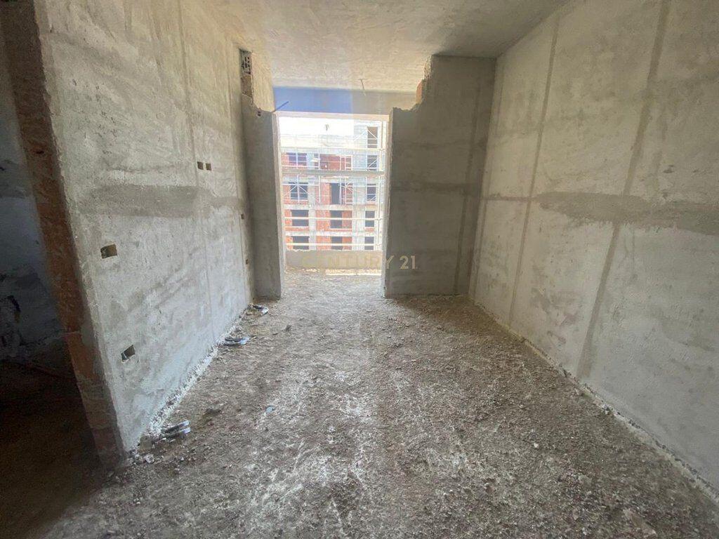Shitet apartament 1+1 në një pallat të ri 10-katësh, në fazë përfundimi – përballë Report TV!