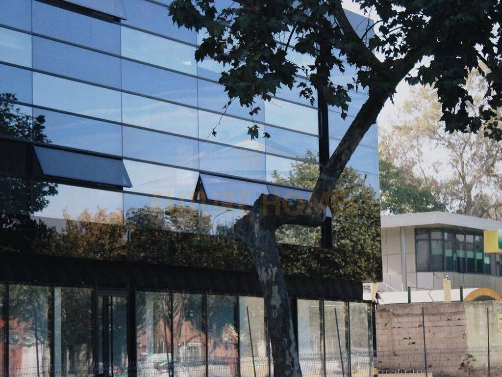 Shitet, Ambient Biznesi, Rruga e Kavajës, Tiranë