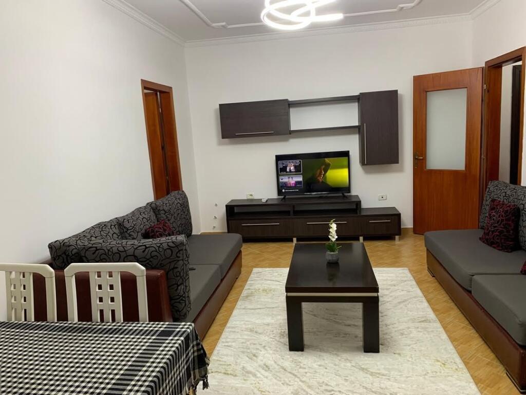 𝐐𝐈𝐑𝐀 𝟐+𝟏 𝐅𝐑𝐄𝐒𝐊 Apartament 2+1 per qira.