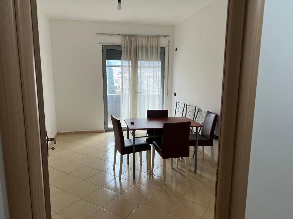 2+1+2 Me Qera, Yzberisht, Prane Rrethit