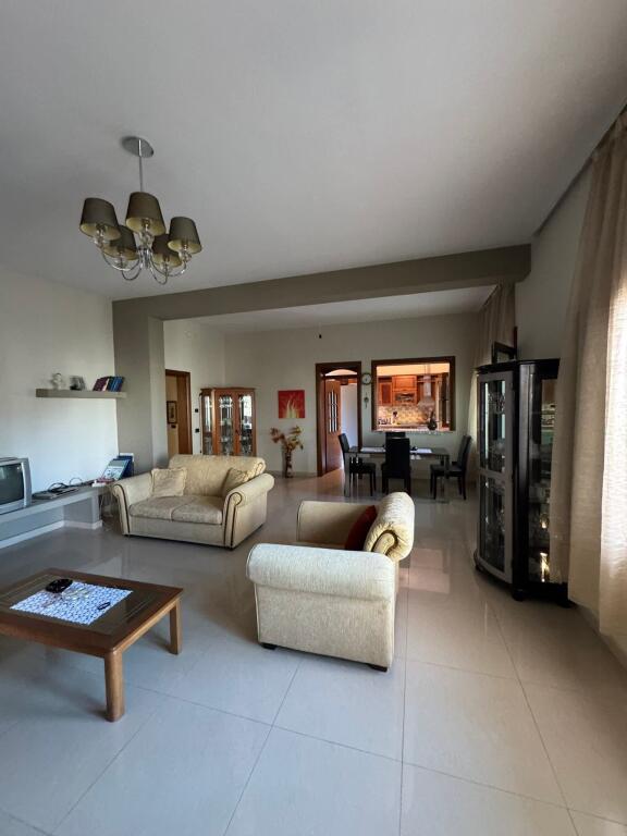 Casa privata su 2 piani a Lushnje, quartiere Loni Dhamo